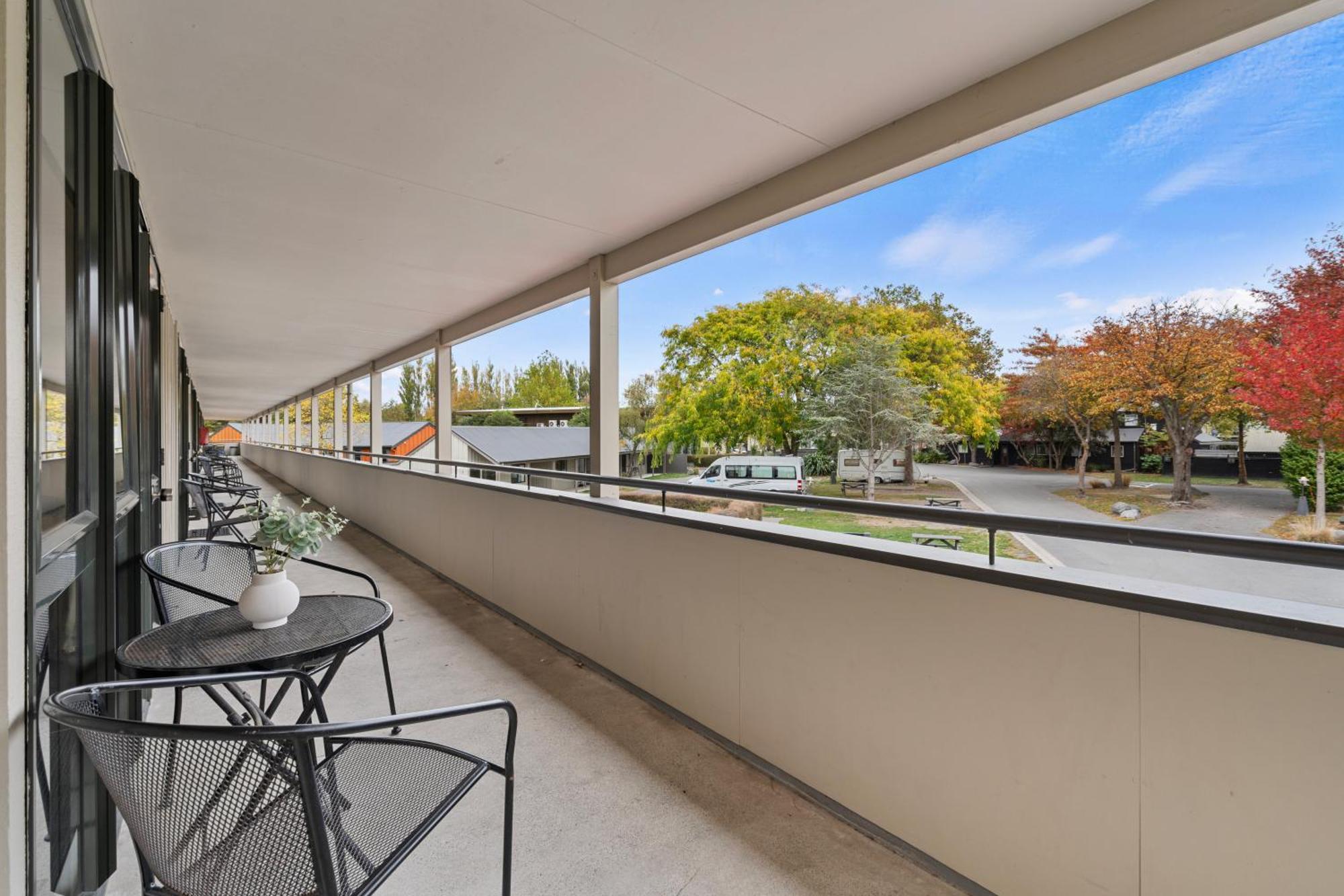 Tasman Holiday Parks - كريستتشيرش المظهر الخارجي الصورة A balcony at the apartment
