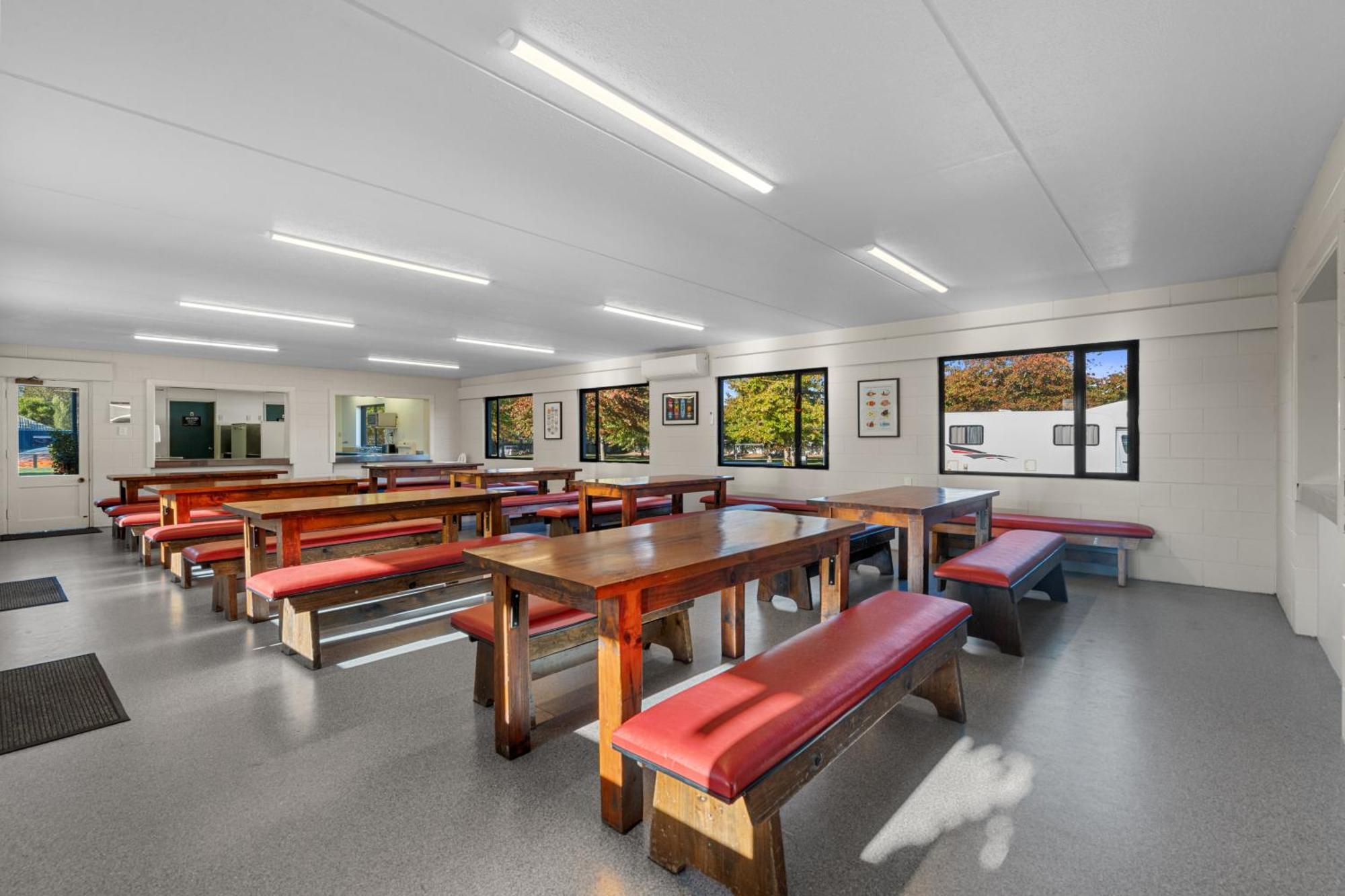 Tasman Holiday Parks - كريستتشيرش المظهر الخارجي الصورة The dining room at the hostel