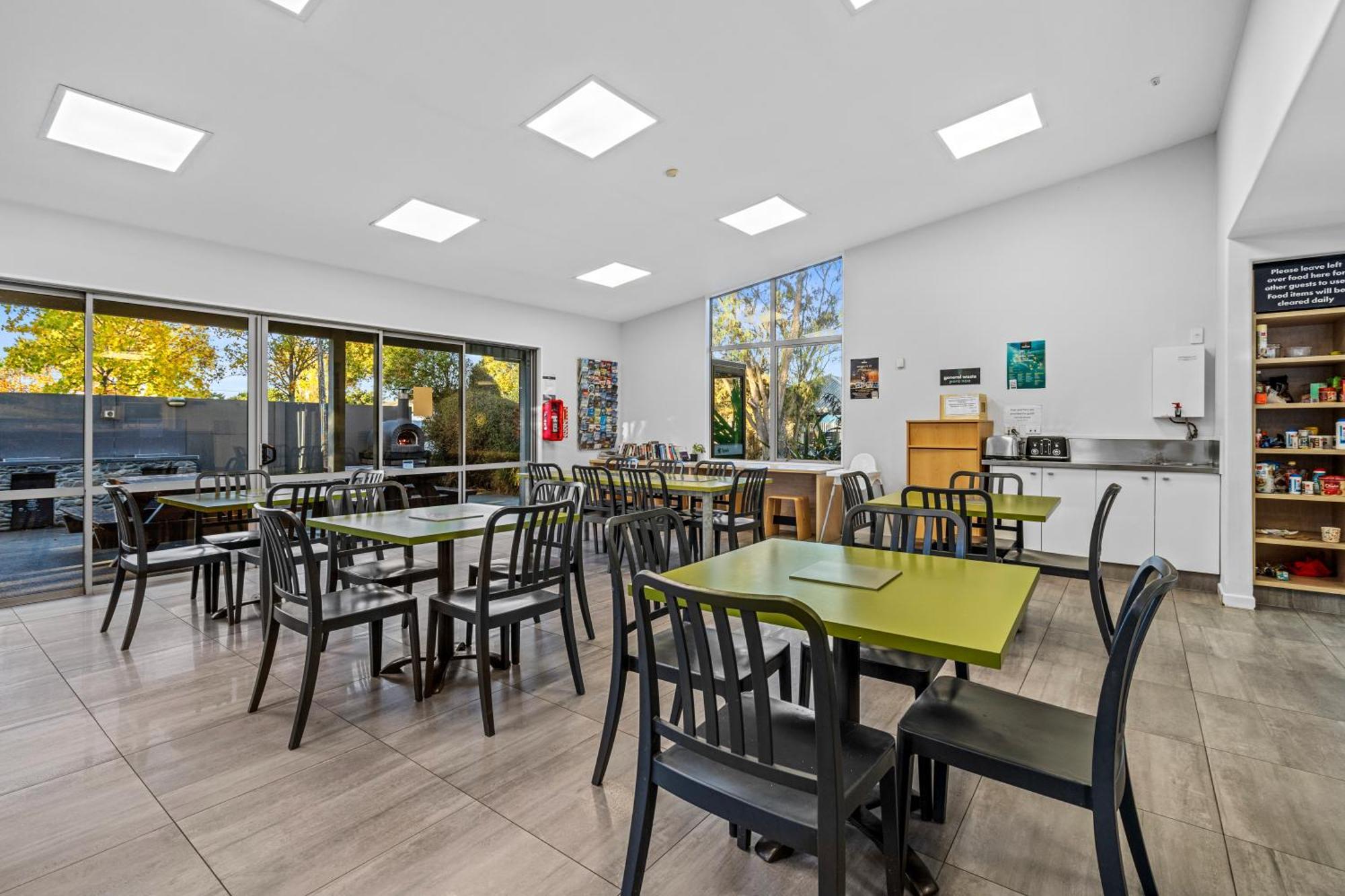 Tasman Holiday Parks - كريستتشيرش المظهر الخارجي الصورة The dining room at the hostel