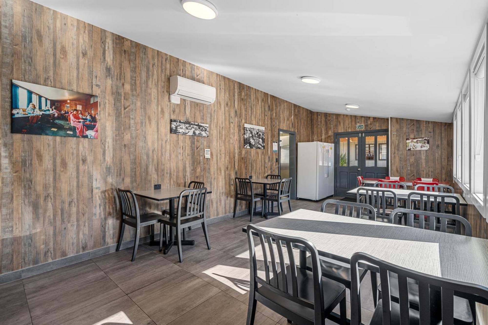 Tasman Holiday Parks - كريستتشيرش المظهر الخارجي الصورة The dining room at the hostel