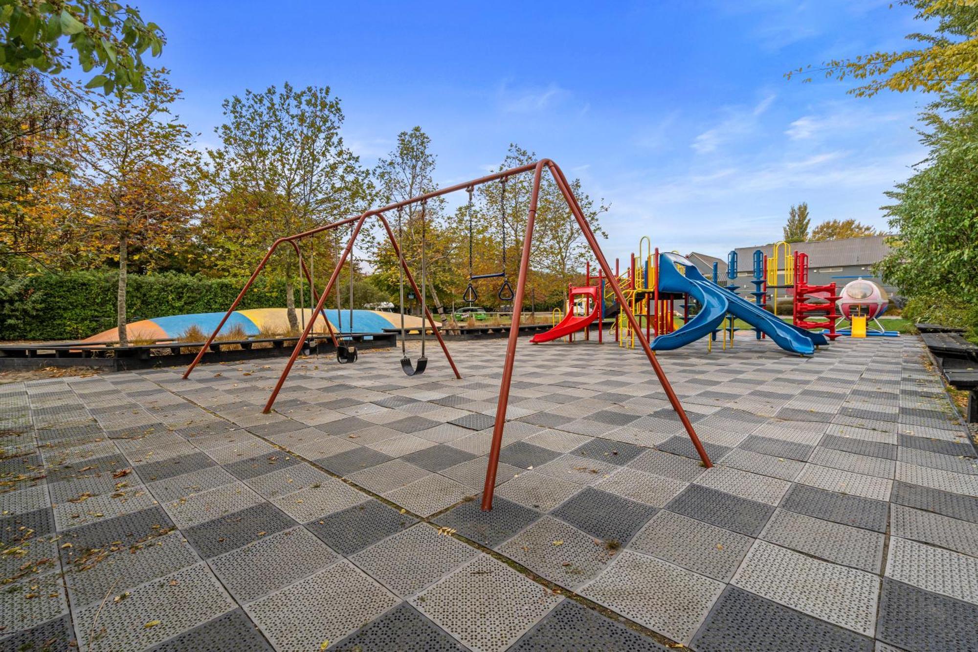 Tasman Holiday Parks - كريستتشيرش المظهر الخارجي الصورة Playground in the village