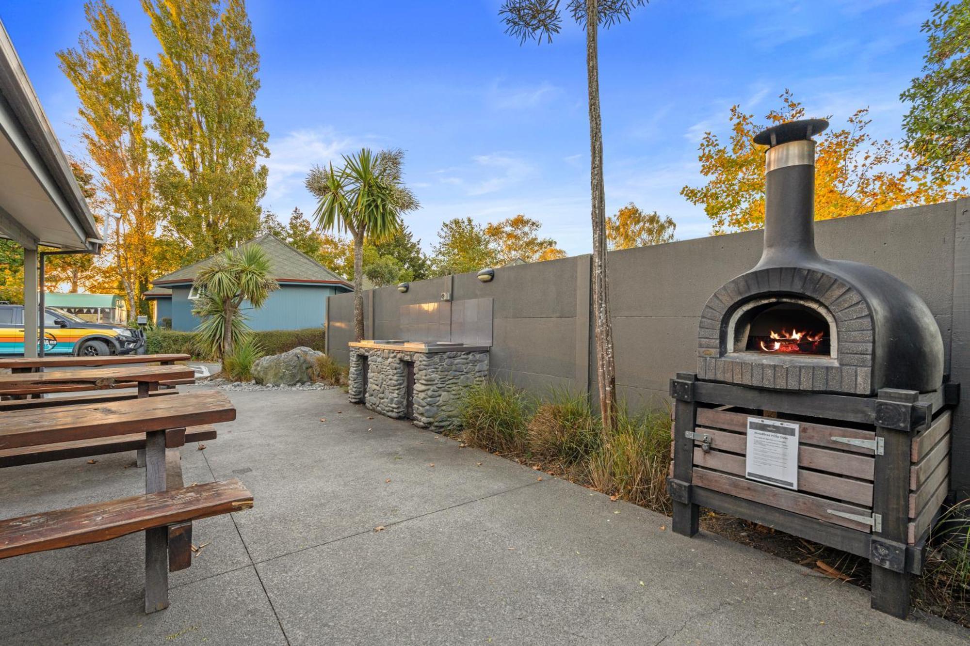 Tasman Holiday Parks - كريستتشيرش المظهر الخارجي الصورة The outdoor pizza oven at the Village