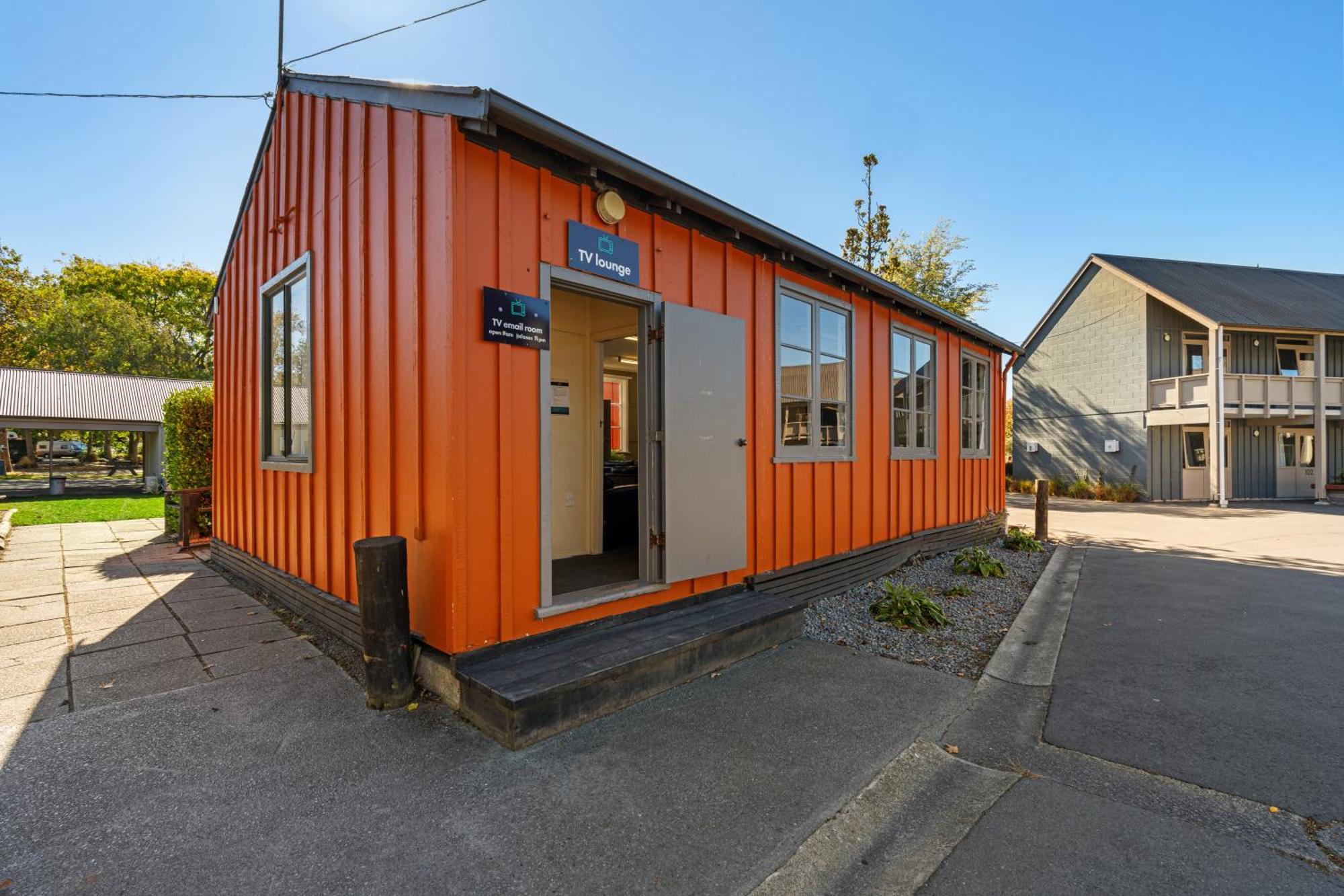 Tasman Holiday Parks - كريستتشيرش المظهر الخارجي الصورة The station building