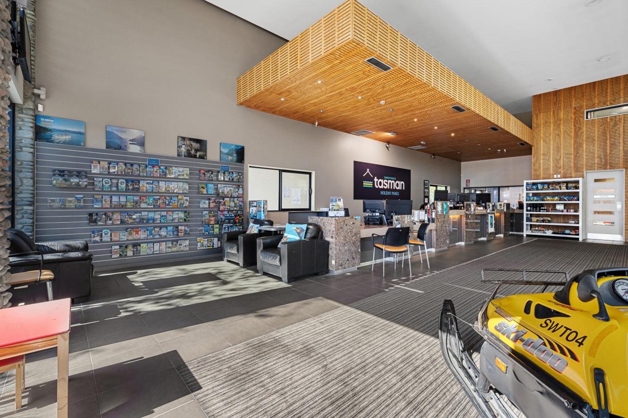 Tasman Holiday Parks - كريستتشيرش المظهر الخارجي الصورة The reception area of the Visitor Centre