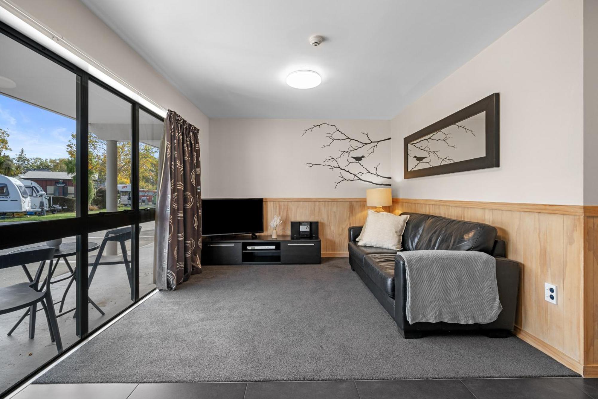 Tasman Holiday Parks - كريستتشيرش المظهر الخارجي الصورة A living room in a typical apartment