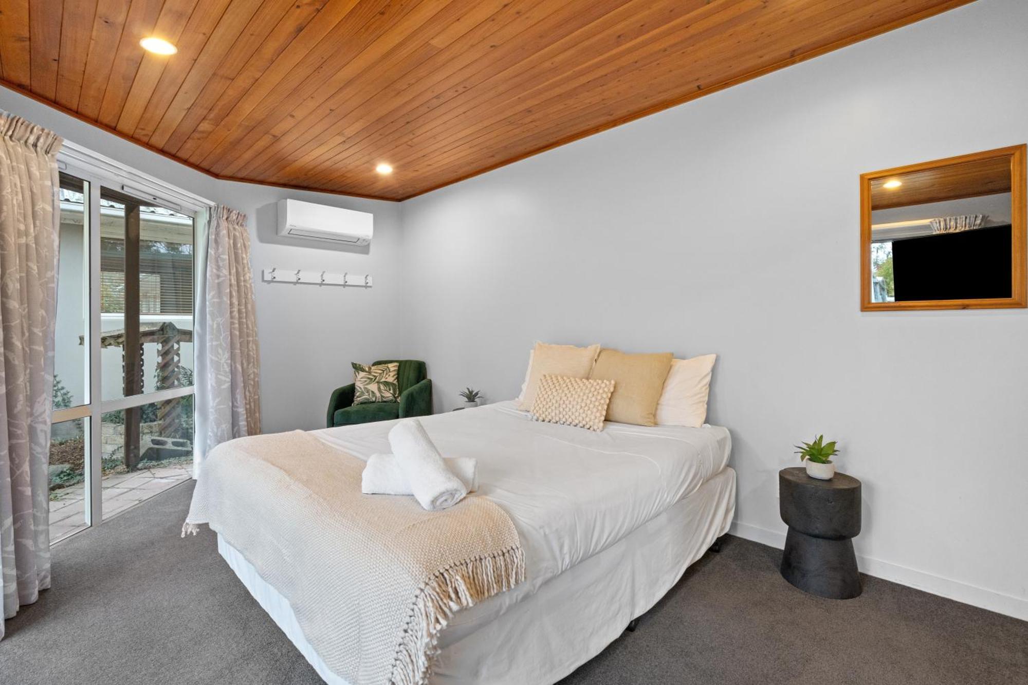 Tasman Holiday Parks - كريستتشيرش المظهر الخارجي الصورة A bedroom with a split-system air conditioner