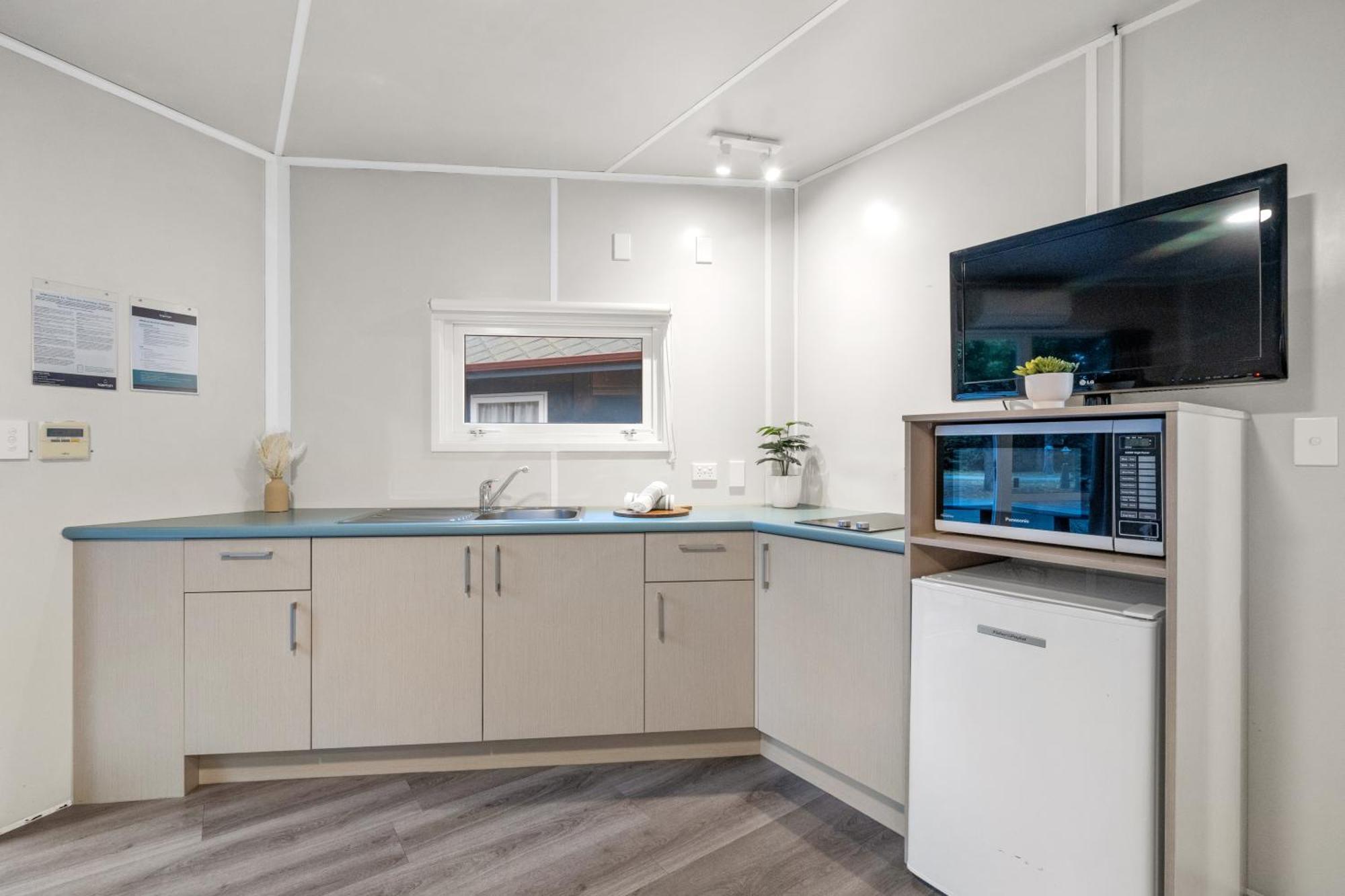 Tasman Holiday Parks - كريستتشيرش المظهر الخارجي الصورة The kitchen of a one-bedroom apartment at the hospital
