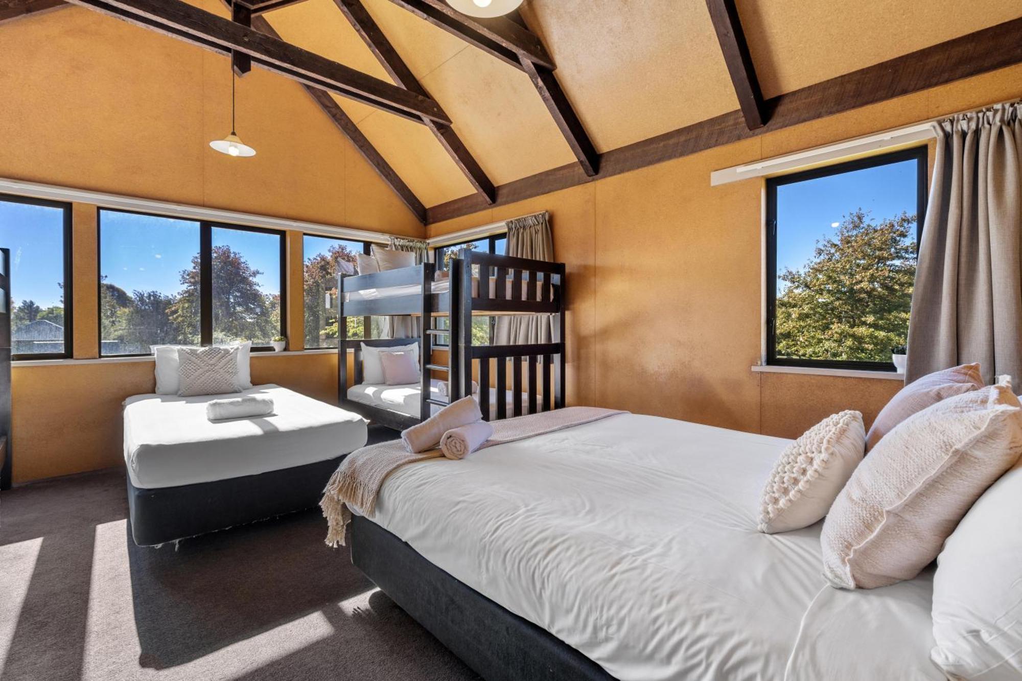 Tasman Holiday Parks - كريستتشيرش المظهر الخارجي الصورة The interior of a bedroom at the lodge