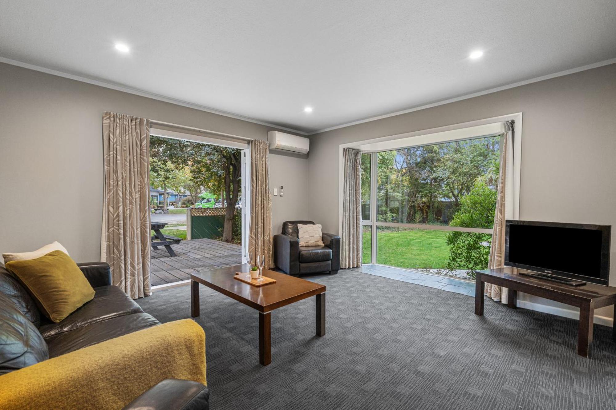 Tasman Holiday Parks - كريستتشيرش المظهر الخارجي الصورة Living room with sliding doors