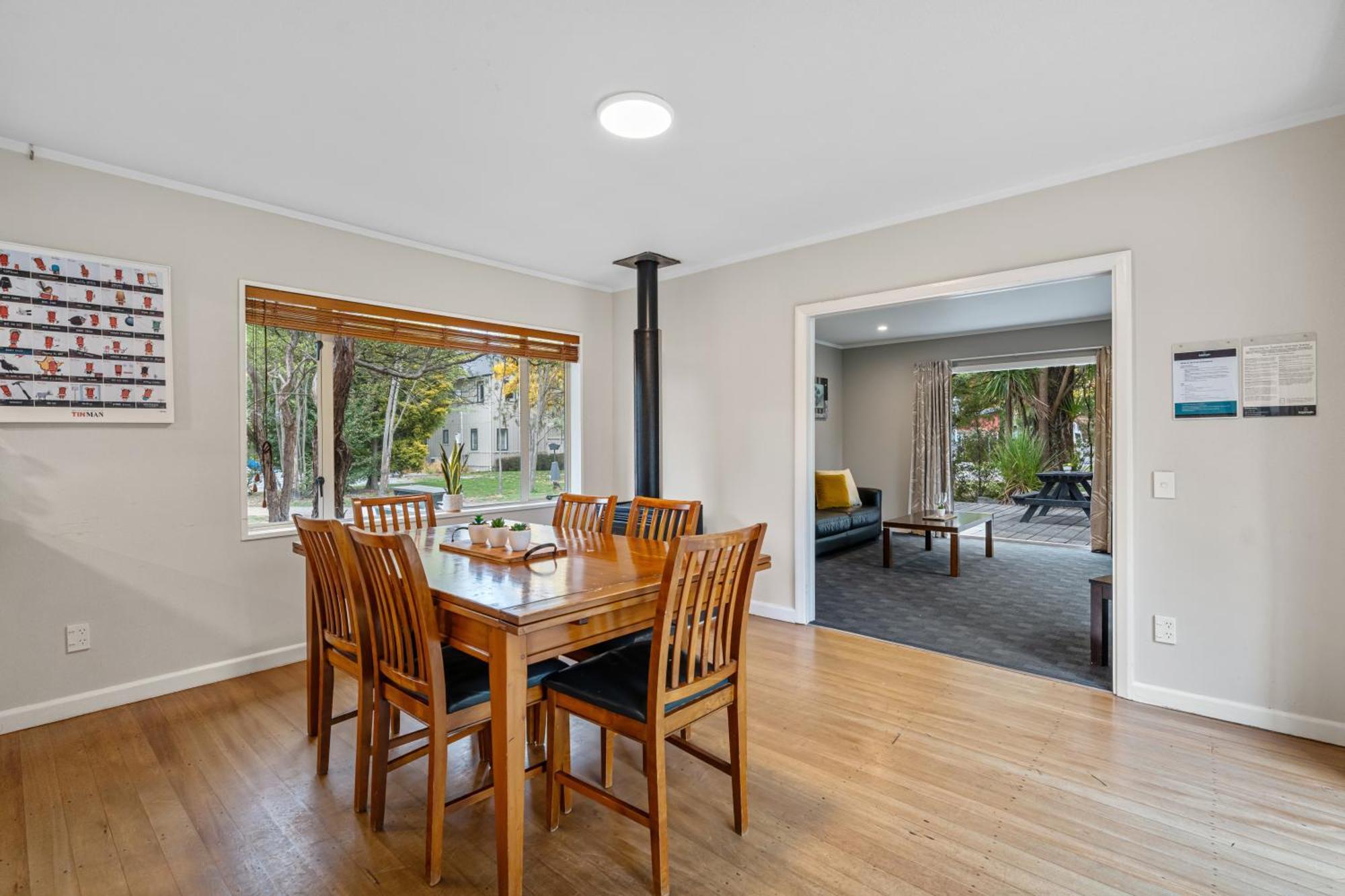 Tasman Holiday Parks - كريستتشيرش المظهر الخارجي الصورة A dining room in a house in New Zealand