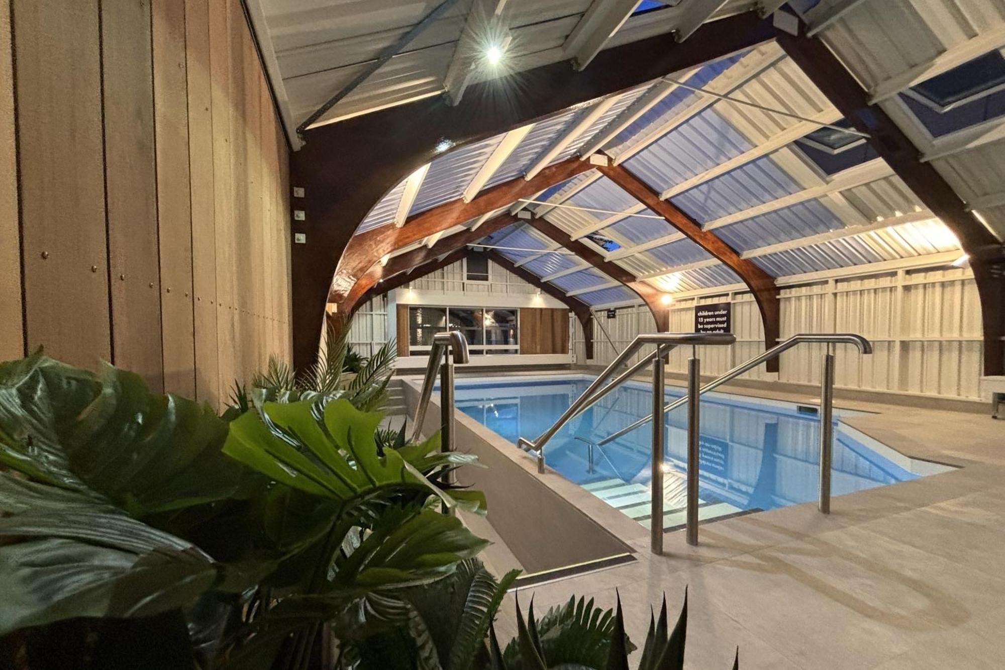 Tasman Holiday Parks - كريستتشيرش المظهر الخارجي الصورة The swimming pool at the new school