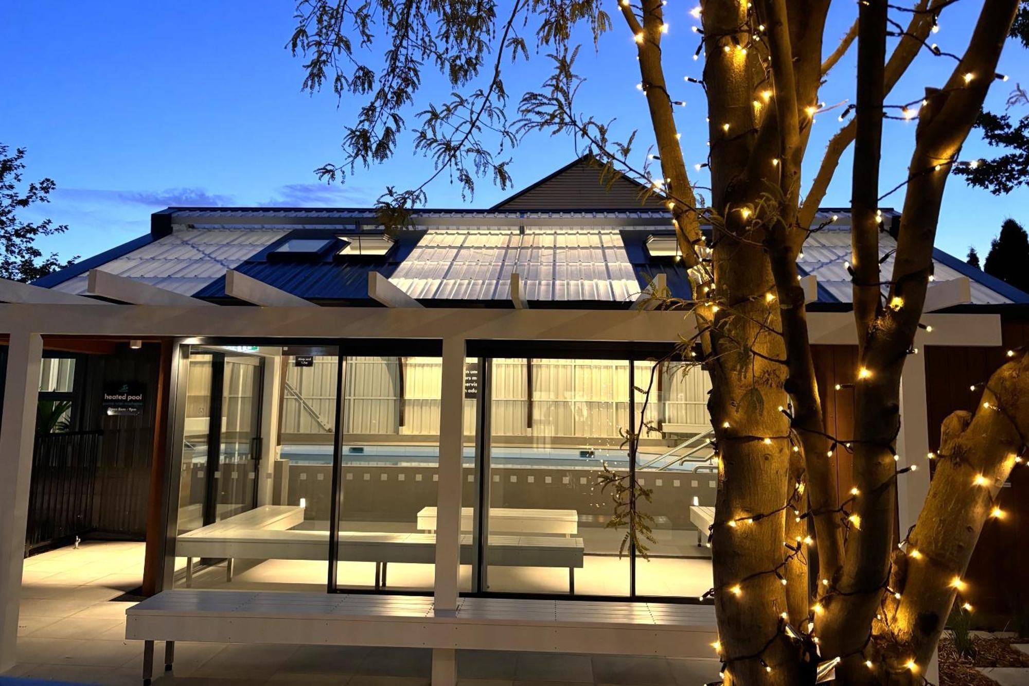 Tasman Holiday Parks - كريستتشيرش المظهر الخارجي الصورة The new extension at night
