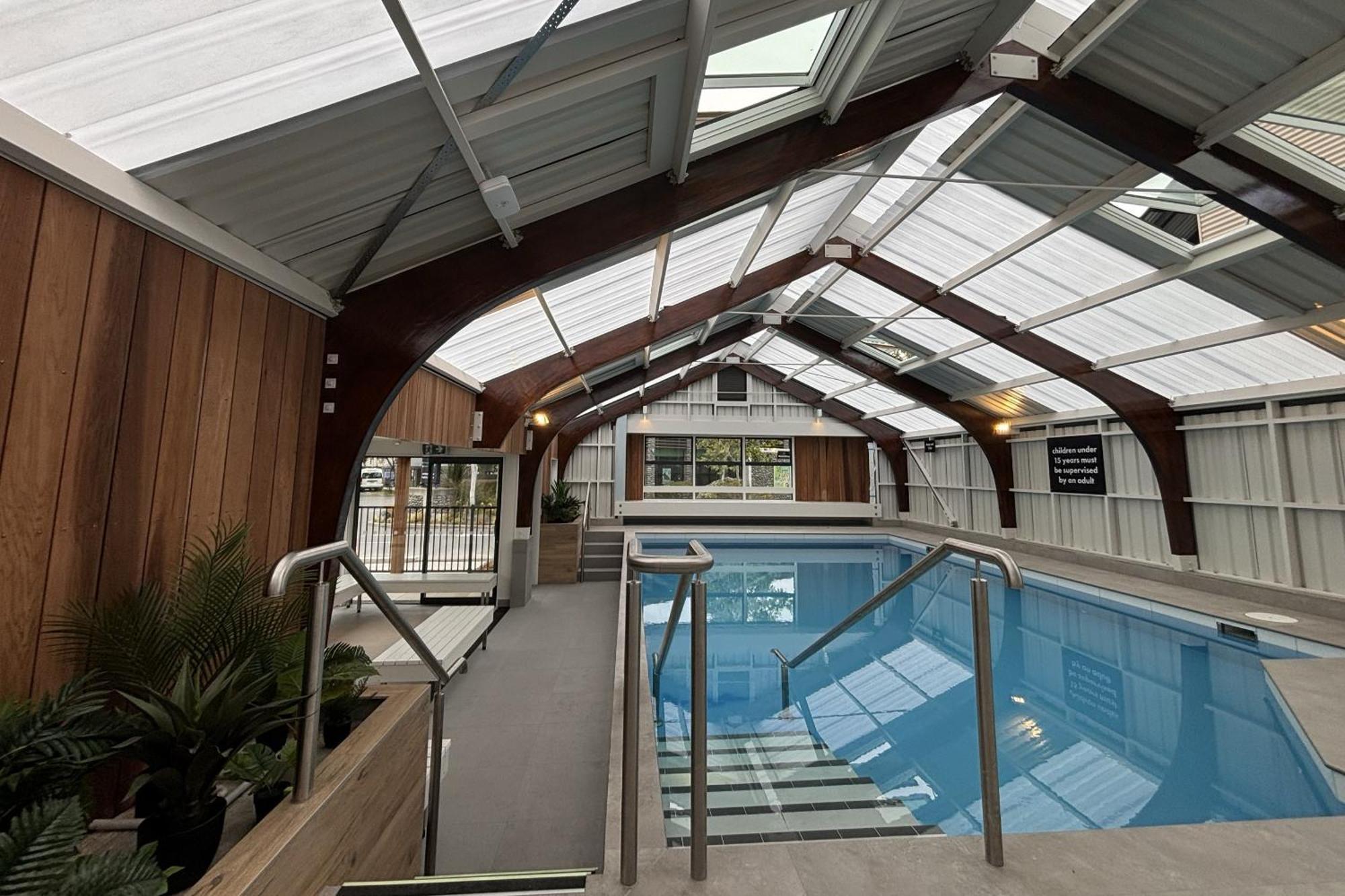 Tasman Holiday Parks - كريستتشيرش المظهر الخارجي الصورة The swimming pool at the National Sports Centre